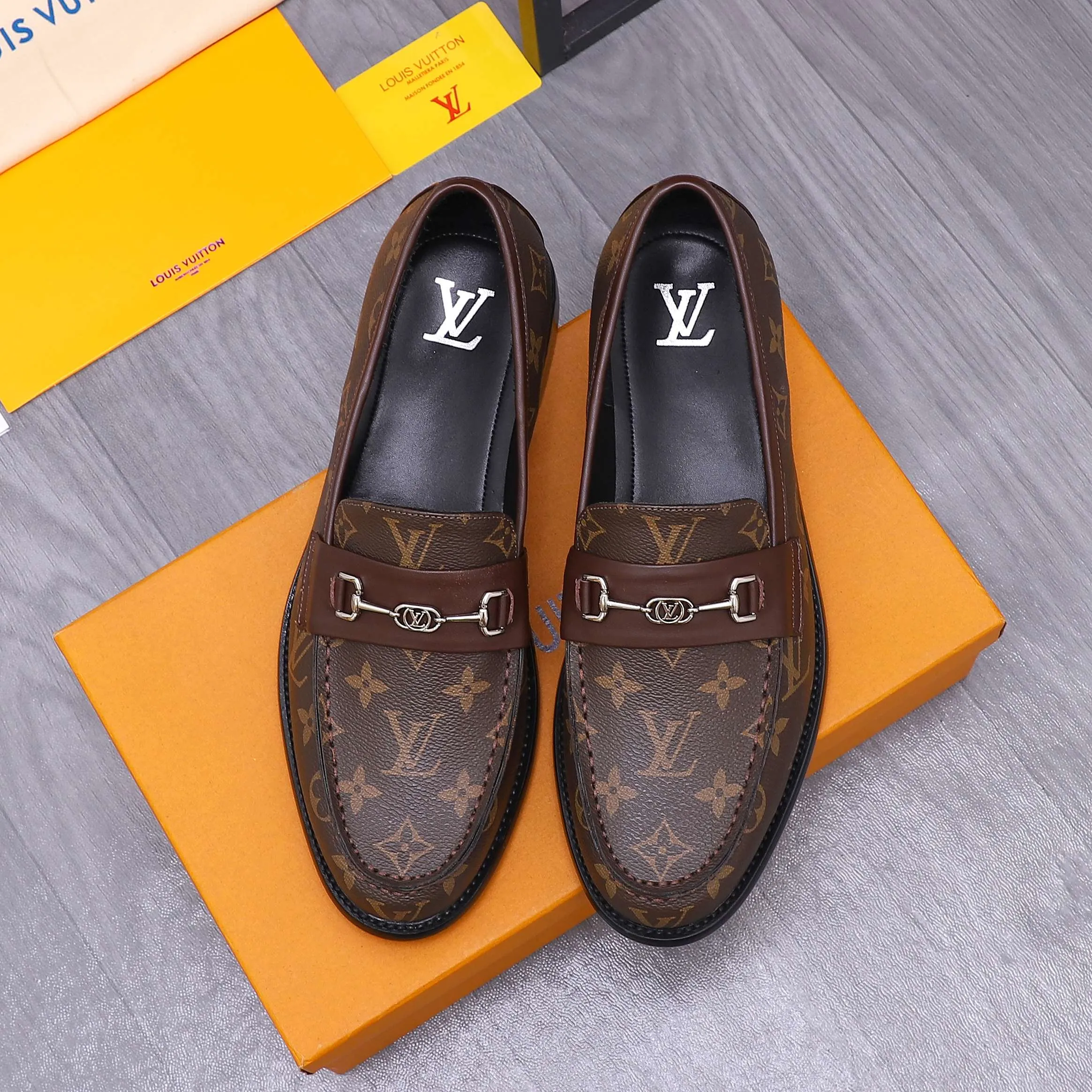 Men's shoes 💰660 Product trademark: LV [Louis Vuitton] business casual slip-on leather shoes, regular size. Size: 39-44 (38.45 custom-made, non-returnable) Product materials: Selected classic printed upper, cowhide lining, original outsole